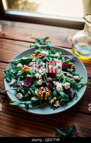 Primo piano di rucola e insalata di barbabietole con noci e formaggio feta Foto Stock