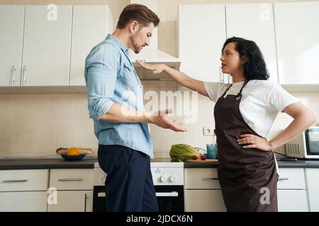 Coppia di famiglia infelice che hanno litigato a casa Foto Stock