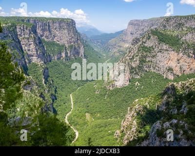 La gola di Vikos nella regione Zagori dei Monti Pindus della Grecia settentrionale, vista dal beloi Foto Stock