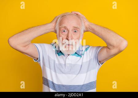 Ritratto di attraente preoccupato outraged grigio haired uomo cattive notizie reazione isolato su sfondo giallo chiaro Foto Stock