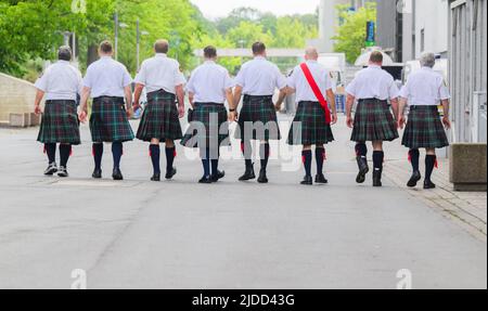 Hannover, Germania. 20th giugno 2022. I vigili del fuoco di Washington DC in kilt camminano intorno al centro esposizioni a Interschutz. La fiera Interschutz è la più importante fiera mondiale per l'estinzione degli incendi, il salvataggio, la protezione civile e la sicurezza e si tiene ad Hannover, Germania, dal 20 al 25 giugno. Credit: Julian Stratenschulte/dpa/Alamy Live News Foto Stock