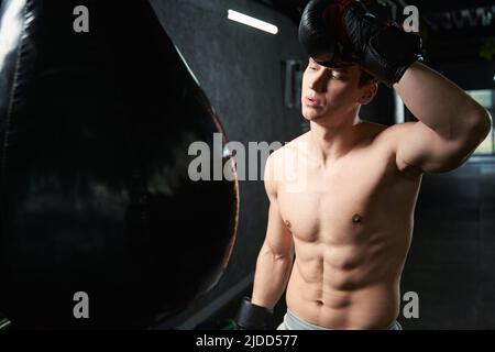 Sfinito boxer che pulisce sudore dalla sua fronte Foto Stock