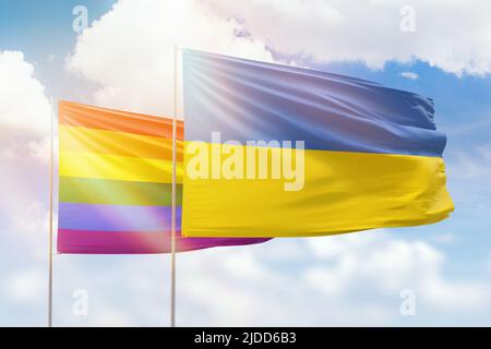 Cielo azzurro soleggiato e bandiere di lgbt e ucraina Foto Stock