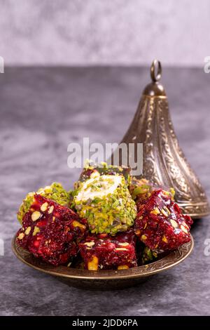 Delizia turca su sfondo scuro. Specialità turche tradizionali. Varietà di delizie turche con Pistacchio. Primo piano Foto Stock