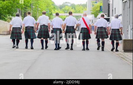 Hannover, Germania. 20th giugno 2022. I vigili del fuoco di Washington DC in kilt camminano intorno al centro esposizioni a Interschutz. La fiera Interschutz è la più importante fiera mondiale per l'estinzione degli incendi, il salvataggio, la protezione civile e la sicurezza e si tiene ad Hannover, Germania, dal 20 al 25 giugno. Credit: Julian Stratenschulte/dpa/Alamy Live News Foto Stock