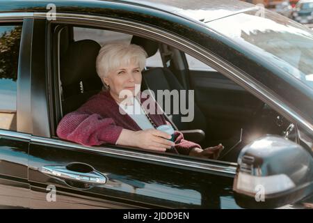 Passeggero seduto sul sedile anteriore della vettura Foto Stock
