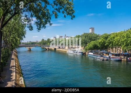 Barche ormeggiate lungo il Quai de l'Hotel de Ville sul fiume Senna, Parigi Francia. Foto Stock