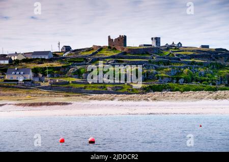 Muri a secco e rovine architettoniche sull'isola di Aran di Inisheer, Irlanda. Foto Stock