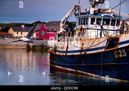 Peschereccio da traino nel porto di Kilonan sull'isola Aran di Inishmore nella baia di Galway, Irlanda. Foto Stock