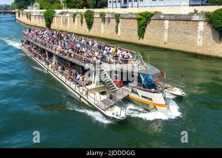 I turisti sul mouche del castello 'Jeanne Moreau' sul fiume Senna, Parigi, Francia. Foto Stock