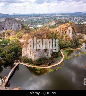 Veduta aerea del Parco di pietra di Khao Ngu a Ratchaburi, Thailandia Foto Stock