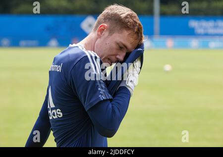 20 giugno 2022, Amburgo: Calcio: 2nd Bundesliga, Hamburger SV formazione inizia. Matheo Raab, nuovo arrivato, all'inizio della formazione presso il campo di allenamento di Volksparkstadion. Foto: Georg Wendt/dpa Foto Stock