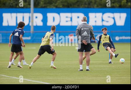 20 giugno 2022, Amburgo: Calcio: 2nd Bundesliga, Hamburger SV formazione inizia. Tim Walter (davanti), allenatore di testa, guarda i giocatori di Hamburger Sportverein all'inizio della formazione presso il campo di allenamento a Volksparkstadion. Foto: Georg Wendt/dpa Foto Stock