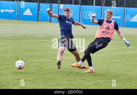 20 giugno 2022, Amburgo: Calcio: 2nd Bundesliga, Hamburger SV formazione inizia. Maximilian Rohr (l) di Amburgo e Leo Oppermann duello per la palla durante l'inizio dell'allenamento presso il campo di allenamento Volksparkstadion. Foto: Georg Wendt/dpa Foto Stock