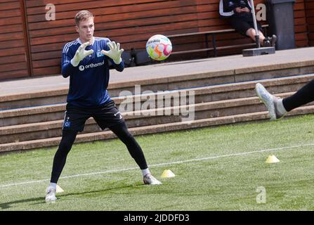 20 giugno 2022, Amburgo: Calcio: 2nd Bundesliga, Hamburger SV formazione inizia. Matheo Raab, nuovo arrivato, all'inizio della formazione presso il campo di allenamento di Volksparkstadion. Foto: Georg Wendt/dpa Foto Stock