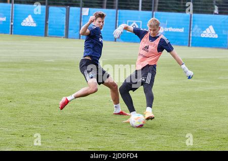 20 giugno 2022, Amburgo: Calcio: 2nd Bundesliga, Hamburger SV formazione inizia. Maximilian Rohr (l) di Amburgo e Leo Oppermann duello per la palla durante l'inizio dell'allenamento presso il campo di allenamento Volksparkstadion. Foto: Georg Wendt/dpa Foto Stock