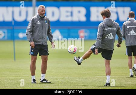 20 giugno 2022, Amburgo: Calcio: 2nd Bundesliga, Hamburger SV formazione inizia. Tim Walter (l), allenatore di testa, gioca con i coformatori all'inizio dell'allenamento nei campi di allenamento di Volksparkstadion. Foto: Georg Wendt/dpa Foto Stock