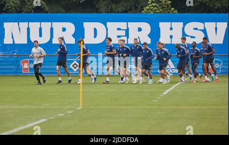 20 giugno 2022, Amburgo: Calcio: 2nd Bundesliga, Hamburger SV formazione inizia. I giocatori di Hamburger Sportzverein corrono nei campi di allenamento di Volksparkstadion per l'inizio dell'allenamento. Foto: Georg Wendt/dpa Foto Stock