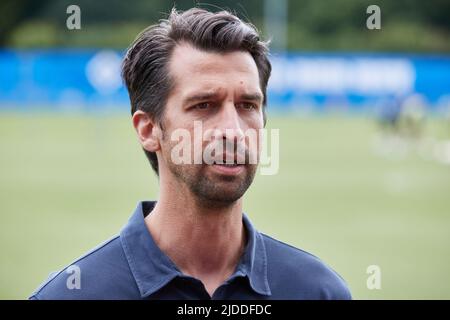 20 giugno 2022, Amburgo: Calcio: 2nd Bundesliga, Hamburger SV formazione inizia. Jonas Boldt, direttore sportivo di Amburgo, all'inizio dell'allenamento presso il campo di allenamento Volksparkstadion. Foto: Georg Wendt/dpa Foto Stock