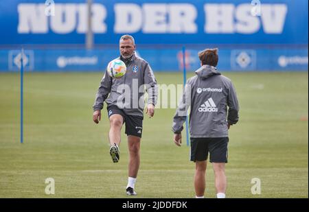 20 giugno 2022, Amburgo: Calcio: 2nd Bundesliga, Hamburger SV formazione inizia. Tim Walter (l), allenatore capo, gioca con un cotrainer all'inizio dell'allenamento presso i campi di allenamento di Volksparkstadion. Foto: Georg Wendt/dpa Foto Stock