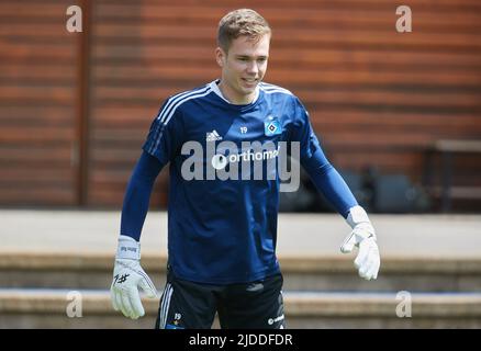 20 giugno 2022, Amburgo: Calcio: 2nd Bundesliga, Hamburger SV formazione inizia. Matheo Raab, nuovo arrivato, all'inizio della formazione presso il campo di allenamento di Volksparkstadion. Foto: Georg Wendt/dpa Foto Stock