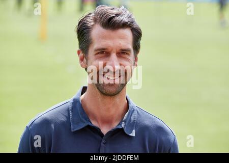 20 giugno 2022, Amburgo: Calcio: 2nd Bundesliga, Hamburger SV formazione inizia. Jonas Boldt, direttore sportivo di Amburgo, all'inizio dell'allenamento presso il campo di allenamento Volksparkstadion. Foto: Georg Wendt/dpa Foto Stock