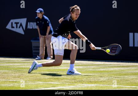 Devonshire Park, Eastbourne, Regno Unito. 20th giugno 2022. Torneo internazionale di tennis del prato di Eastbourne; Sebastian Korda (USA) gioca un backhand contro John Millman (AUS) accreditamento: Azione Plus Sport/Alamy Live News Foto Stock