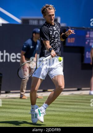 Devonshire Park, Eastbourne, Regno Unito. 20th giugno 2022. Torneo Internazionale di tennis del prato di Eastbourne; Sebastian Korda (USA) gioca una mano d'avanti contro John Millman (AUS) Credit: Action Plus Sports/Alamy Live News Foto Stock