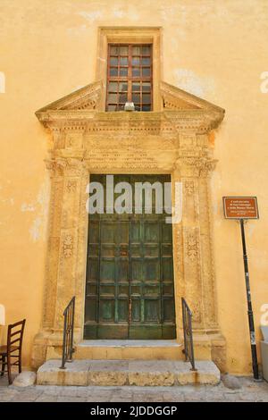 La porta di una chiesa di Gallipoli, un villaggio turistico in provincia di Lecce in Italia. Foto Stock