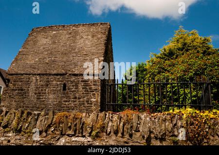 Piccola finestra ad arco appuntita e ripido tetto a falde di pietra dell'Oratorio di St. Colmcille House a Kells, in Irlanda, un importante insediamento monastico. Foto Stock