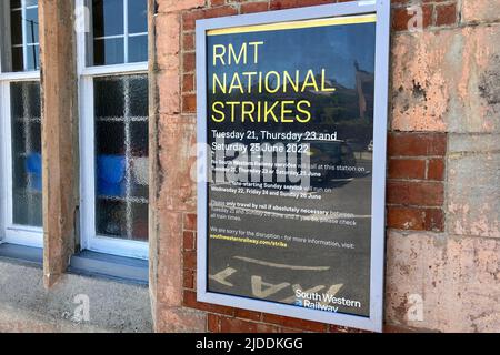 Axminster, Devon, Regno Unito. 20th giugno 2022. RMT Rail Strike: Poster RMT National Strike all'ingresso della stazione ferroviaria di Axminster a Devon sulla linea London Waterloo-Exeter servita dalle Ferrovie South Western che non avranno treni martedì 21st, Giovedì 23rd e sabato 25th giugno 2022 a causa dello sciopero ferroviario dell'Unione RMT. Picture Credit: Graham Hunt/Alamy Live News Foto Stock