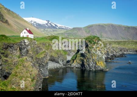 Piccola casa bianca in Arnarstapi, Snaefellsnes penisola paesaggio panoramico, Islanda Foto Stock