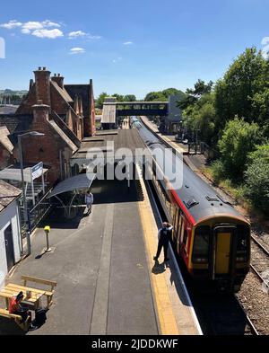 Axminster, Devon, Regno Unito. 20th giugno 2022. Colpo su rotaia RMT: Vista generale della stazione ferroviaria di Axminster in Devon con un treno passeggeri sulla linea London Waterloo-Exeter servito dalle Ferrovie Sud-Ovest che non avranno treni martedì 21st, giovedì 23rd e sabato 25th giugno 2022 a causa dello sciopero ferroviario da parte della RMT Union. Picture Credit: Graham Hunt/Alamy Live News Foto Stock