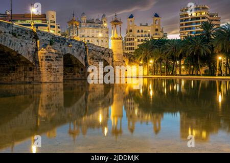 Ponte del Mar (Puente del Mar) e skyline della città, Giardino Turia, Valencia, Comunità Valenciana, Spagna Foto Stock