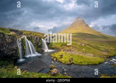 Monte Kirkjufell (la montagna della chiesa) e cascate di Kirkjufellfoss, bellissimo paesaggio nella penisola di Snaefellsnes, Islanda Foto Stock