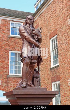 Statua di Oliver Cromwell, di fronte all'Accademia, Bridge Street, Warrington, Cheshire, Inghilterra, UK, WA1 2EW, di John Bell Foto Stock