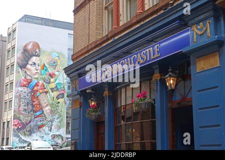 Nomad Clan Mural Artwork a Hackins Hey, con Denbigh Castle pub, 10 Hackins Hey, Liverpool , Merseyside, Inghilterra, REGNO UNITO, L2 2AW Foto Stock