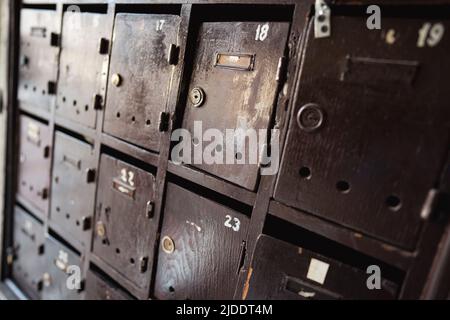 Molte cassette postali in legno in un vecchio edificio di appartamenti. Foto Stock