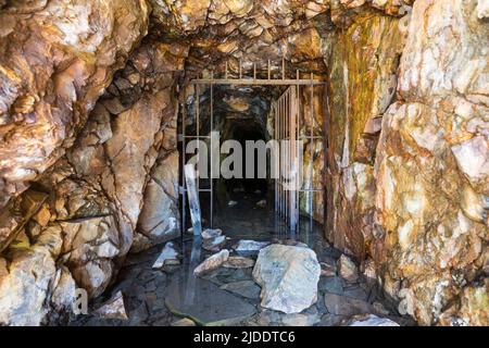 Ammira l'interno della miniera abbandonata vicino ai laghi di Mammoth nelle montagne della Sierra Nevada della California. Foto Stock