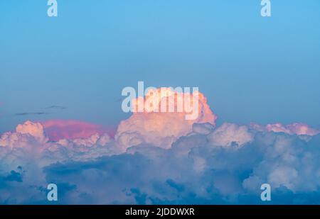 nuvole di cumulus al tramonto. Colori vibranti e suggestivi con una splendida nuvola di alba e tramonto Foto Stock