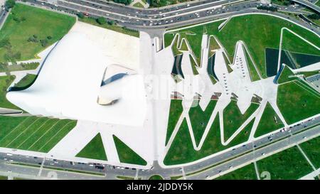 Heydar Aliyev Centre, città di Baku, vista aerea droni dello skyline dall'alto, Azerbaigian, Caucaso meridionale Foto Stock