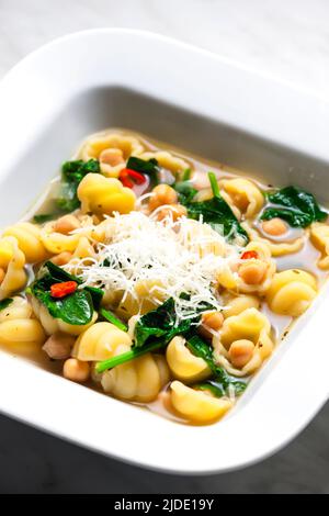 zuppa con spinaci, ceci e pasta Foto Stock