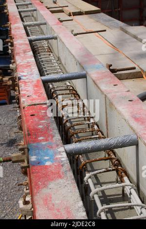 Calcestruzzo liquido è stato versato in un cassero per fare un muro Foto Stock