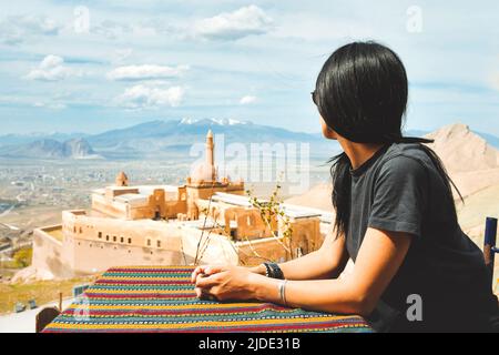 Passeggiata turistica femminile ammira esplorare l'interno del palazzo di Ishak Pasha vicino a Dogubeyazit, Turchia Foto Stock