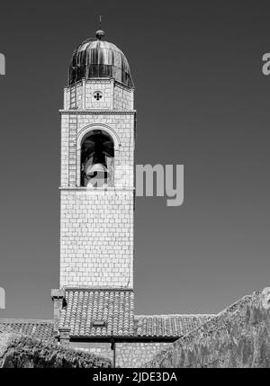 Bella resa in bianco e nero del Campanile di Dubrovnik situato in Piazza Luža, la città vecchia di Dubrovnik Foto Stock