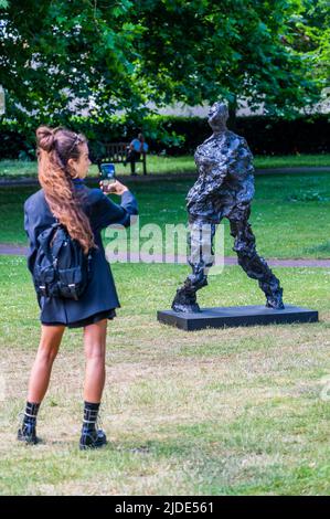 Londra, Regno Unito. 20th giugno 2022. Maurice Blik, Dancing (2020), Grosvenor Square, South West Corner - Art in Mayfair, organizzato da Bond Street Businesses con la Royal Academy of Arts per sei settimane dal 20 giugno al 31 luglio 2022. Include il Mayfair Sculpture Trail, una collaborazione con il Mayfair Art Weekend, che offre un'esperienza d'arte coinvolgente. Il percorso presenta una mostra interattiva all'aperto di sculture temporanee presentate da gallerie che partecipano al Mayfair Art Weekend, insieme a sculture permanenti e arte pubblica nella zona. Credit: Guy Bell/Alamy Live News Foto Stock