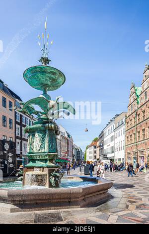 La Fontana della Stork (Storkespringvandet) su Amagertorv nel centro di Copenaghen, Danimarca. Foto Stock