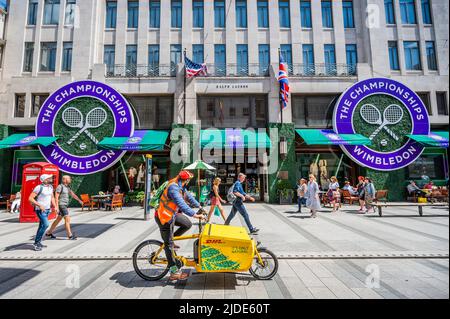 Londra, Regno Unito. 20th giugno 2022. Il Campionato di Wimbledon si celebra a Ralph Lauren in Old Bond Street. Credit: Guy Bell/Alamy Live News Foto Stock