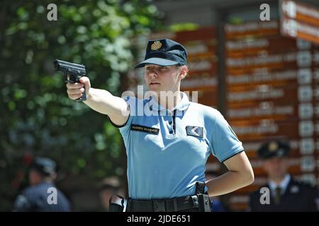 Ufficiali di polizia e cittadini durante i giorni di apertura porte dell'Accademia di polizia su Petar Pradiovic Square e Cvjetni Square a Zagabria, Croazia il 20 giugno 2022. Nell'ambito dell'evento, sono stati preparati un ricco programma e esercizi dimostrativi dell'unità speciale di polizia ATJ Lucko, veicolo balistico tattico-navale e squadre dimostrative della Scuola di polizia 'Josip Jovic', varie attrezzature e tecniche utilizzate dalla polizia nel loro lavoro quotidiano. Foto: Sanjin Strukic/PIXSELL Foto Stock