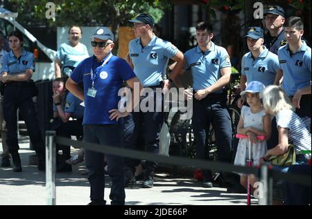 Ufficiali di polizia e cittadini durante i giorni di apertura porte dell'Accademia di polizia su Petar Pradiovic Square e Cvjetni Square a Zagabria, Croazia il 20 giugno 2022. Nell'ambito dell'evento, sono stati preparati un ricco programma e esercizi dimostrativi dell'unità speciale di polizia ATJ Lucko, veicolo balistico tattico-navale e squadre dimostrative della Scuola di polizia 'Josip Jovic', varie attrezzature e tecniche utilizzate dalla polizia nel loro lavoro quotidiano. Foto: Sanjin Strukic/PIXSELL Foto Stock